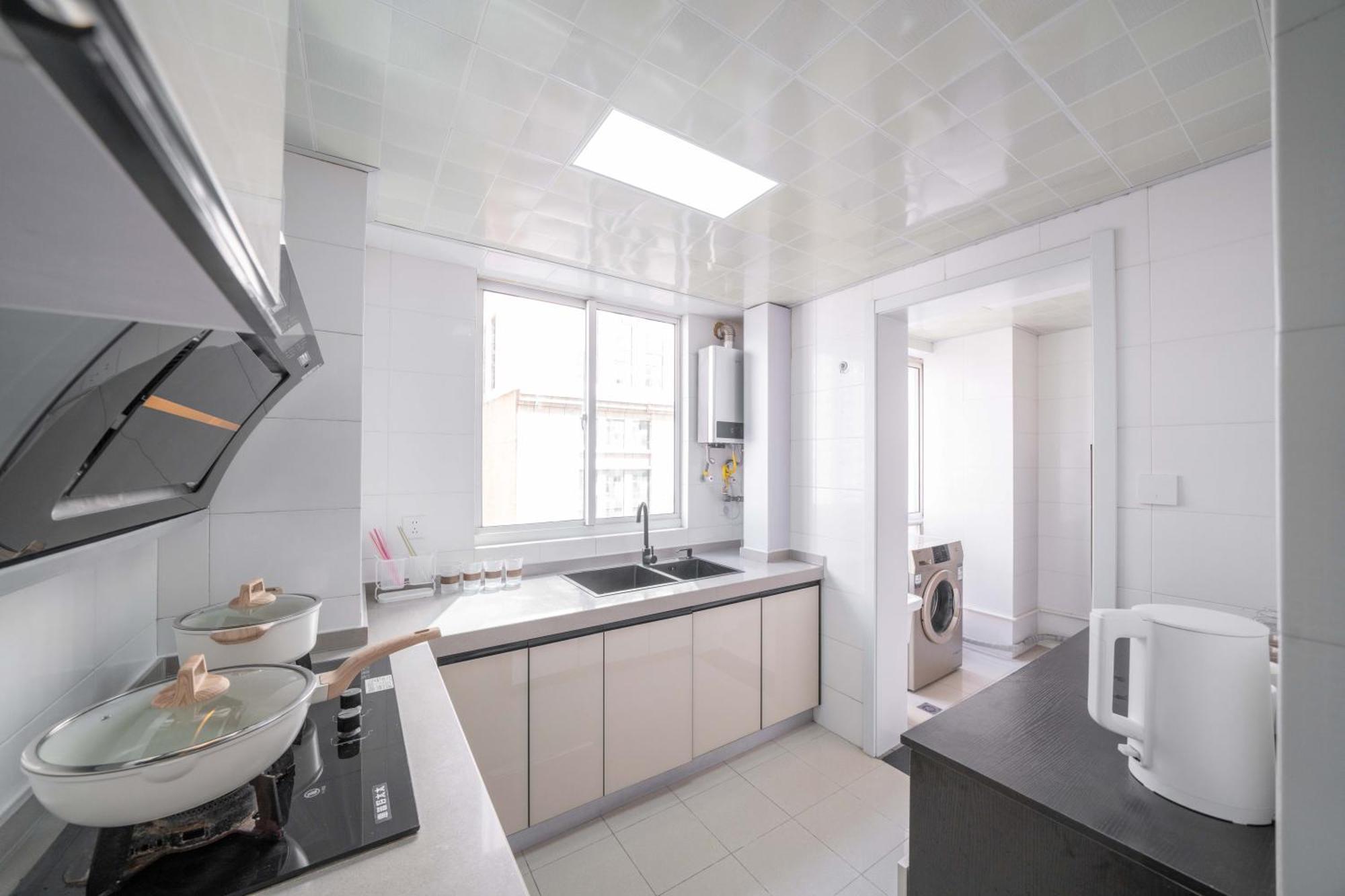 Molly - Nanjing East Road The Bund 3-bedroom With Elevator Apartment *